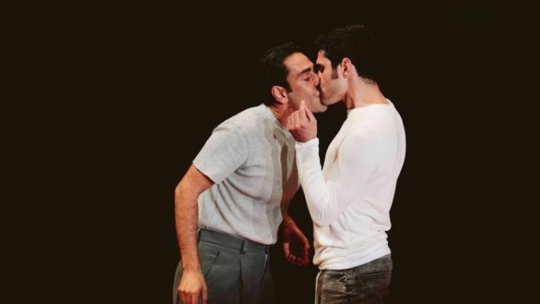 Κύπρος: Το γκέι φιλί σε παράσταση που διχάζει (ΦΩΤΟ)