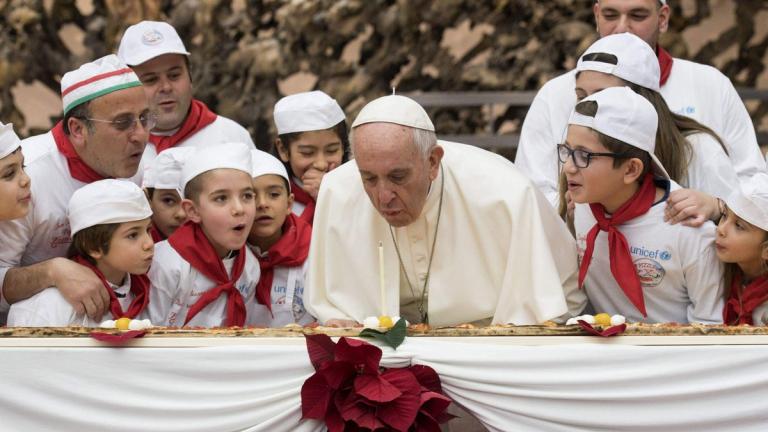 Ο Πάπας Φρασκίσκος έγινε 81 και έσβησε μια τεράστια πίτσα! (ΦΩΤΟ-ΒΙΝΤΕΟ)