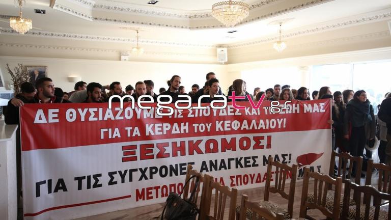 «Ντου» του ΠΑΜΕ στο Περιφερειακό Συμβούλιο στην Ελευσίνα-Διέκοψαν ομιλία της Έ. Αχτσιόγλου (ΦΩΤΟ)