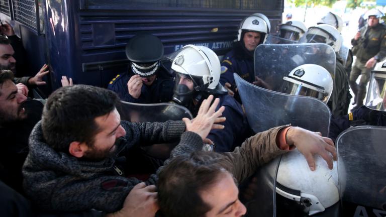 Έφοδος του ΠΑΜΕ στο υπουργείο Εργασίας - Χημικά και ένταση στου Μαξίμου