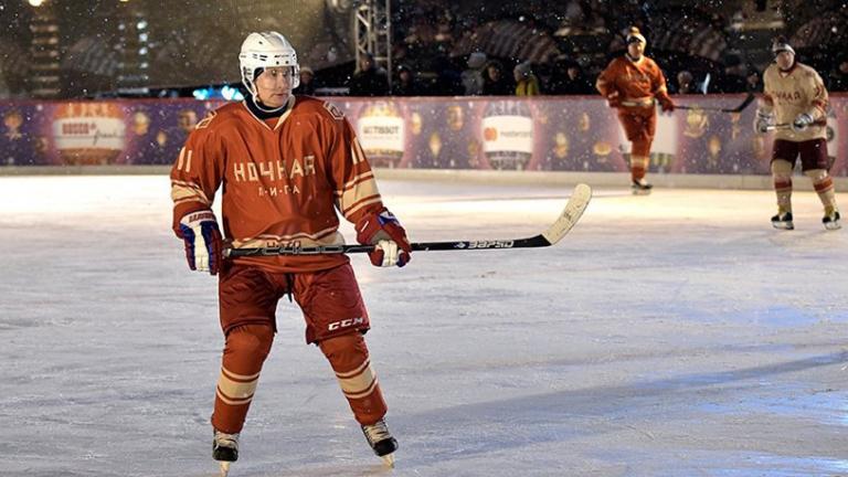 Ο Πούτιν παίζει χόκει στη Κόκκινη Πλατεία