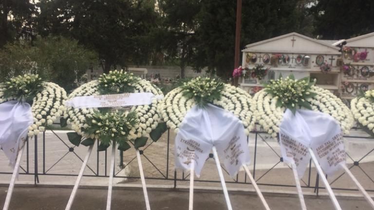 Οργή, αγανάκτηση και πολλά ερωτηματικά στην κηδεία των θυμάτων της οικογενειακής τραγωδίας στους Αγίους Αναργύρους