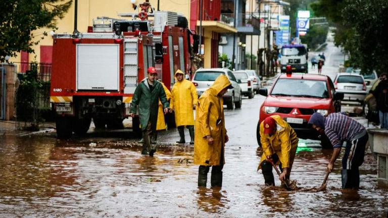 Δίνονται τα πρώτα έκτακτα επιδόματα 5.000 ευρώ στους πλημμυροπαθείς της Δυτικής Αττικής