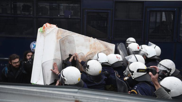 Ακόμα μια Τετάρτη με επεισόδια στο Ειρηνοδικείο Αθηνών για τους πλειστηριασμούς- Μάχες σώμα με σώμα διαδηλωτών-ΜΑΤ, μια γυναίκα τραυματίστηκε (ΦΩΤΟ-ΒΙΝΤΕΟ)