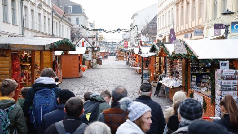 Γερμανία: Εκκενώθηκε η χριστουγεννιάτικη αγορά στην πόλη Πότσδαμ- Εκρηκτικά εντόπισε η αστυνομία στο ύποπτο πακέτο-Απετράπη μεγάλο αιματοκύλισμα (ΦΩΤΟ-ΒΙΝΤΕΟ)