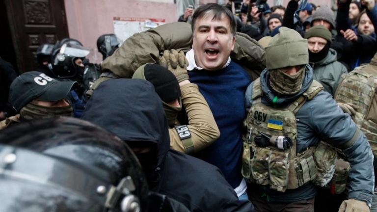 Σκηνές χάους στο Κίεβο με την επεισοδιακή απελευθέρωση Σαακασβίλι από οπαδούς του (ΦΩΤΟ-ΒΙΝΤΕΟ)