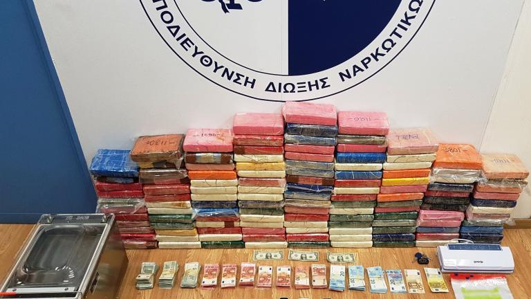 Φωτογραφίες από τα 135 κιλά κοκαΐνης στη Βάρκιζα