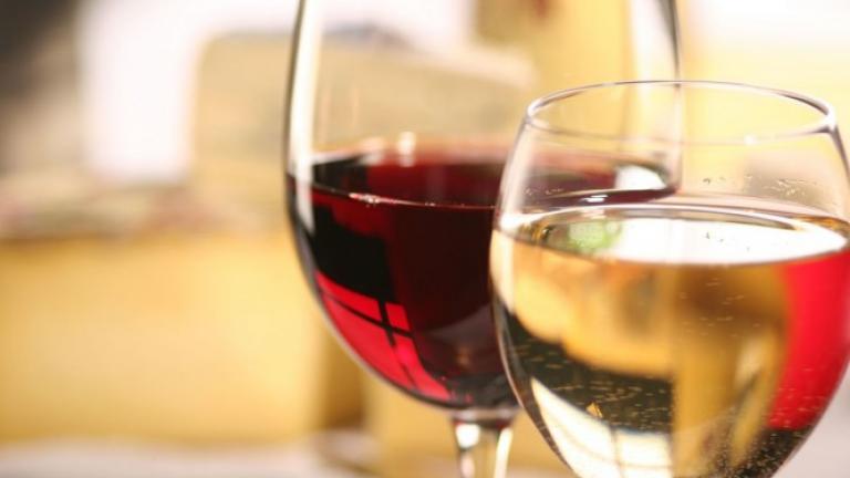 Χριστουγεννιάτικο τραπέζι: Λευκό ή κόκκινο κρασί; Τι προσφέρει το καθένα