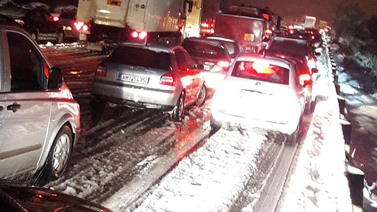 Απεγκλωβίστηκαν οι επιβάτες του λεωφορείου που παρέμενε ακινητοποιημένο λόγω χιονοθύελλας-Τραγική η κατάσταση  στο Μαρτίνο-Ξεκίνησαν τα οχήματα να κινούνται με χαμηλές ταχύτητες (ΒΙΝΤΕΟ) 