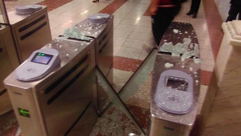 Επίθεση κουκουλοφόρων στο Μετρό Πανεπιστημίου - Έσπασαν τα ακυρωτικά μηχανήματα