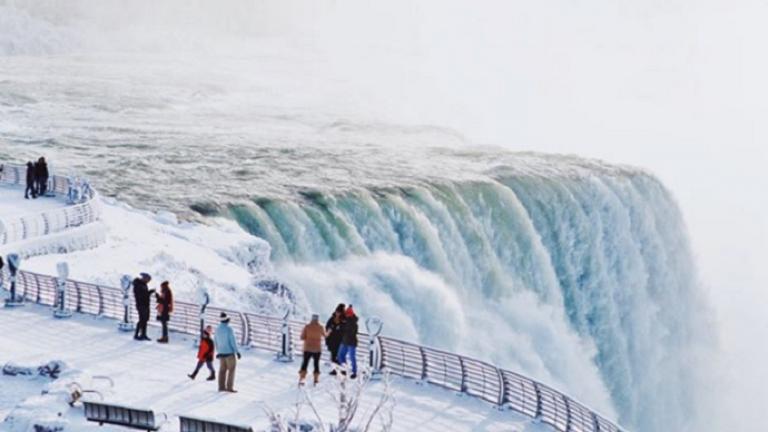 Υπάρχει καλύτερος ζωγράφος από τη φύση; - Δείτε τις φωτό από τον παγωμένο Νιαγάρα