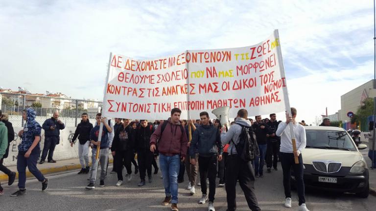 Υπουργείο Παιδείας: Σφράγισαν με λαμαρίνες την είσοδο (ΦΩΤΟ)