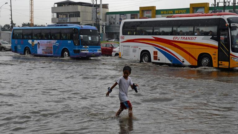 Ο θρήνος πνίγει τις Φιλιππίνες- Ξεπερνούν τους 200 οι νεκροί από την τροπική καταιγίδα