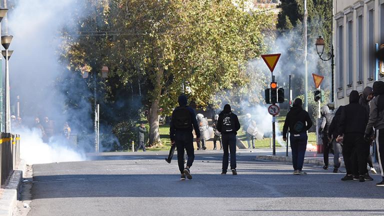 Επέτειος Γρηγορόπουλου: Πέτρες, φωτοβολίδες και χημικά μεταξύ κουκουλοφόρων και ΜΑΤ στα Προπύλαια