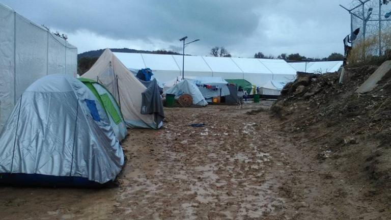 Συγκέντρωση διαμαρτυρίας πολιτών των νησιών του βορείου Αιγαίου, στην πλατεία Κλαυθμώνος για το προσφυγικό