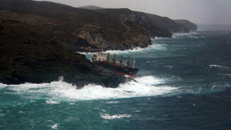 Σε εξέλιξη γιγαντιαία επιχείρηση διάσωσης πληρώματος φορτηγού πλοίου σε νησίδα της Μυκόνου κάτω από άσχημες καιρικές συνθήκες