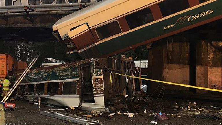 Τρένο εκτροχιάστηκε και έπεσε από γέφυρα σε αυτοκινητόδρομο-Νεκροί, τΡαυματίες και εγκλωβισμένοι (ΦΩΤΟ-ΒΙΝΤΕΟ) 