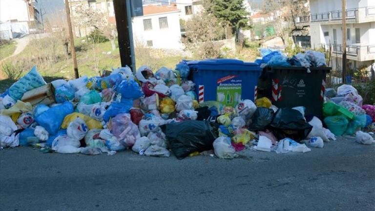 Ζάκυνθος: Τόνοι σακούλες σκουπιδιών γεμίζουν το νησί