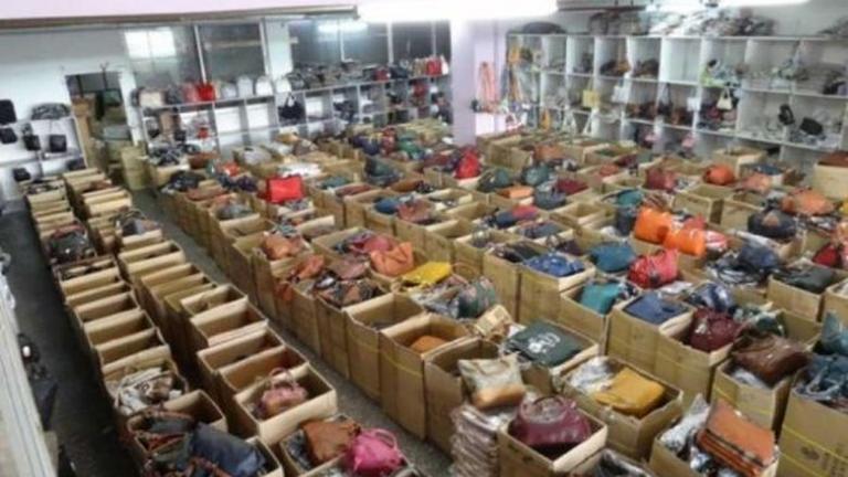 Πειραιάς: Κατασχέθηκαν χιλιάδες κούτες επώνυμων ρούχων και καλλυντικών «μαϊμού»