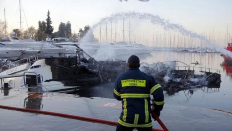 Υπό έλεγχο η πυρκαγιά σε σκάφος στον Άλιμο	