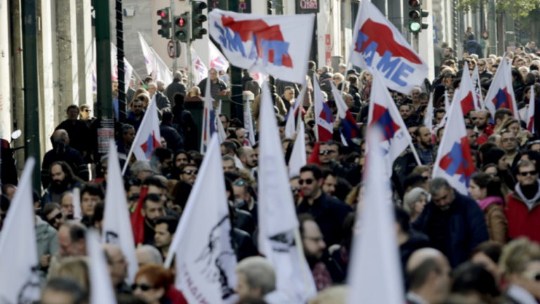 Στους... δρόμους για το πολυνομοσχέδιο - Σε εξέλιξη η πορεία του ΠΑΜΕ (ΦΩΤΟ)