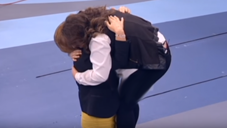 Πάμε Πακέτο: Συγκίνηση στο πλατό - Κατέρρευσε στην αγκαλιά της κόρης της! (ΒΙΝΤΕΟ)