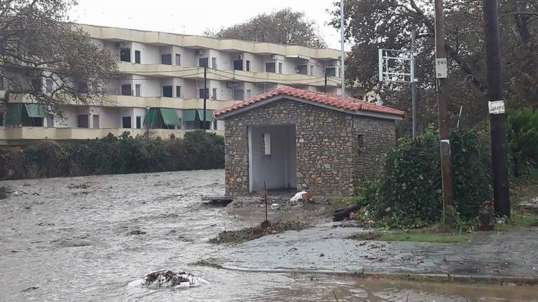 Κακοκαιρία Θησέας: Απίστευτο! Η θάλασσα «βγήκε» στον δρόμο στη Λάρισα (ΦΩΤΟ)