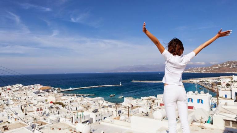 Bloomberg: «Ανάσα» για την ελληνική οικονομία ο τουρισμός 