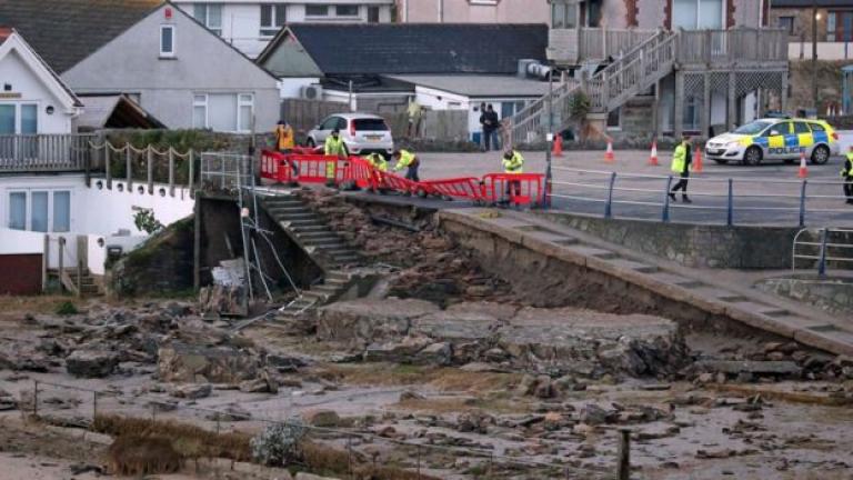 Γαλλία: Σαρώνει η καταιγίδα Eleanor - 200.000 σπίτια χωρίς ηλεκτρικό ρεύμα!