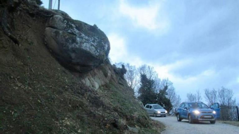 Ανησυχία στη Φθιώτιδα: Τεράστιος βράχος κρέμεται πάνω από τα κεφάλια οδηγών! (ΦΩΤΟ)