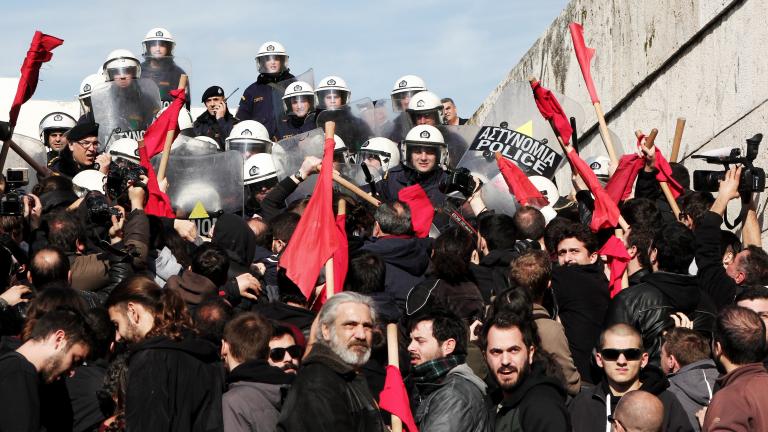 Ένταση στη Βουλή  - Χρήση χημικών από την αστυνομία (ΒΙΝΤΕΟ)