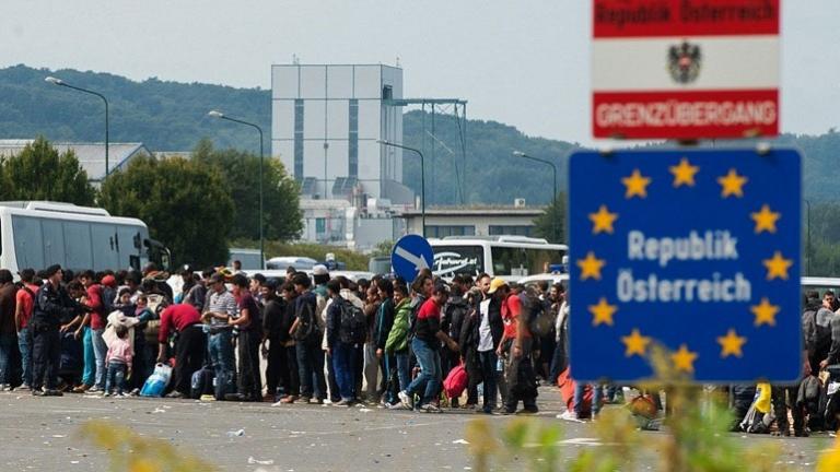 Αντικαγκελάριος της Αυστρίας: Εγκατάσταση των προσφύγων σε στρατώνες και απαγόρευση βραδινής εξόδου