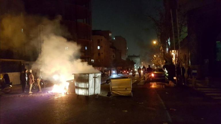 Νέα, νυχτερινή αντικυβερνητική διαδήλωση στο κέντρο της Τεχεράνης