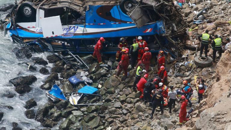 Περού: Τουλάχιστον 25 νεκροί από πτώση λεωφορείου σε χαράδρα 