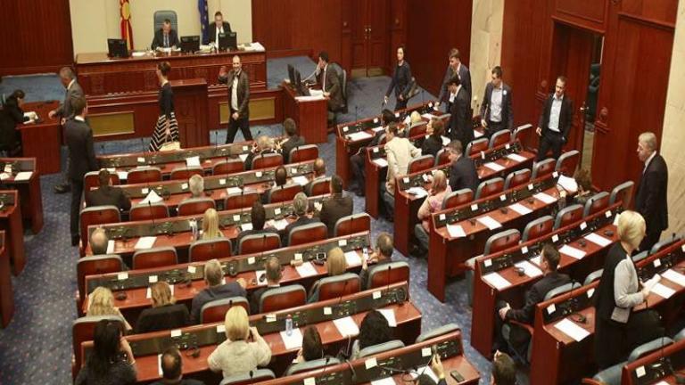ΠΓΔΜ: Περίπου 35.000 (!) τροπολογίες κατέθεσε το εθνικιστικό VMRO για να αποτρέψει την ψήφιση του νόμου για τη χρήση της αλβανικής γλώσσας