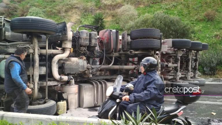 Σοβαρό τροχαίο μετά από ανατροπή νταλίκας στο Ηράκλειο Κρήτης (ΦΩΤΟ-ΒΙΝΤΕΟ) 