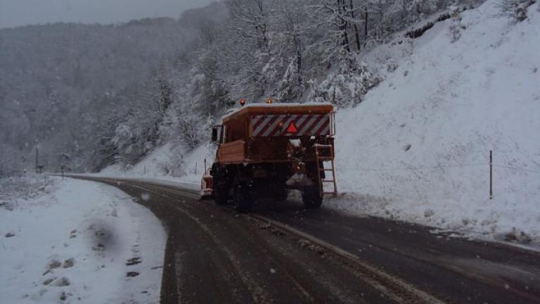 Τουρίστες εγκλωβίστηκαν λόγω χιονιού στην παλιά εθνική οδό Ιωαννίνων-Τρικάλων