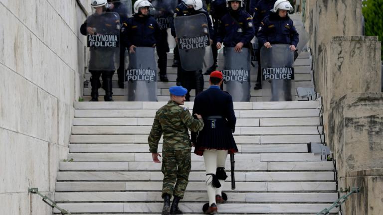 Πορεία ΑΔΕΔΥ: Μετακίνησαν τον Εύζωνα από τον Άγνωστο Στρατιώτη