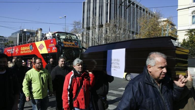 Εργαζόμενοι στα Αμυντικά Συστήματα: Πήγαν με φέρετρο έξω από τη Βουλή (ΦΩΤΟ)