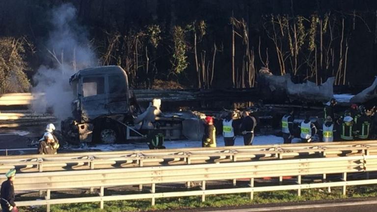  Ιταλία: Βυτιοφόρο πήρε φωτιά μετά από τροχαίο - Έξι οι νεκροί, ανάμεσά τους και δυο παιδιά 