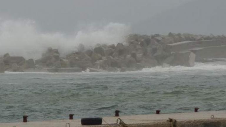 Οι ισχυροί άνεμοι διέλυσαν το ένα από τα δύο λιμάνια της Ικαρίας (ΦΩΤΟ) 