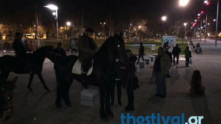 Συλλαλητήριο Θεσσαλονίκη: «Πότε θα κάμει ξαστεριά» τραγούδησαν οι κρητικοί αλογατάρηδες στο Λευκό Πύργο
