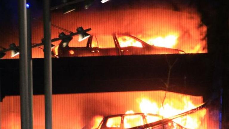 Μάχη με τις φλόγες - Τεράστια πυρκαγιά έσπειρε τον τρόμο στο Λίβερπουλ (ΒΙΝΤΕΟ)