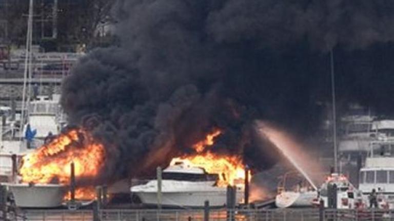 Μαρίνα Αλίμου: Σκάφος στην προβλήτα επτά τυλίχθηκε στις φλόγες