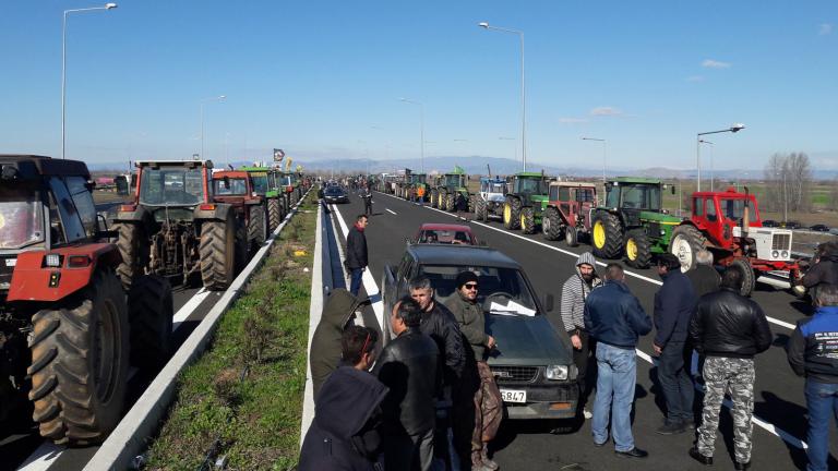 Στους δρόμους οι αγρότες - Ξεκίνησαν τα μπλόκα - Πού και πότε θα στηθούν