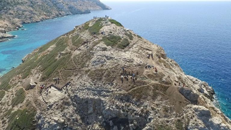 Τα μυστικά της αρχαίας ελληνικής πυραμίδας που δεσπόζει εδώ και 4.000 χρόνια στο αρχιπέλαγος των Κυκλάδων