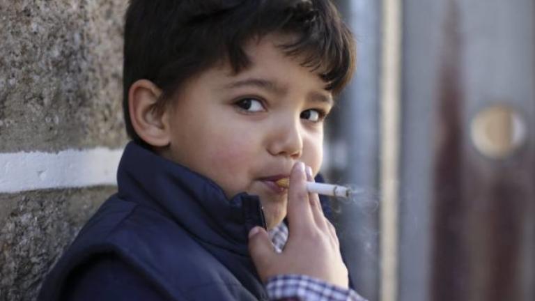 Σε ένα χωριό ενθαρρύνουν τα παιδιά να καπνίζουν στα Θεοφάνεια!