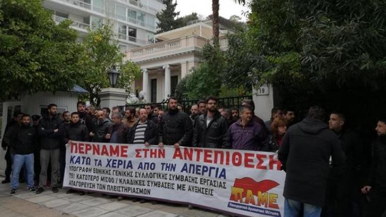 Παρέμβαση του ΠΑΜΕ στο Μαξίμου για τις απεργίες και πλειστηριασμούς