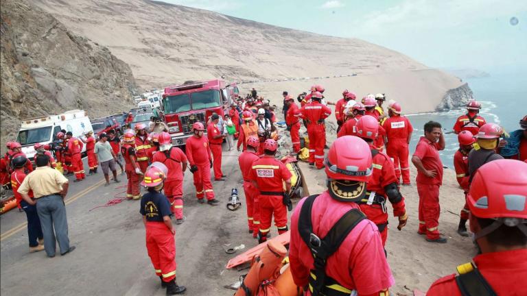 Περού: Τουλάχιστον 48 νεκροί εξαιτίας της πτώσης λεωφορείου σε χαράδρα μετά τη σύγκρουσή του με φορτηγό 