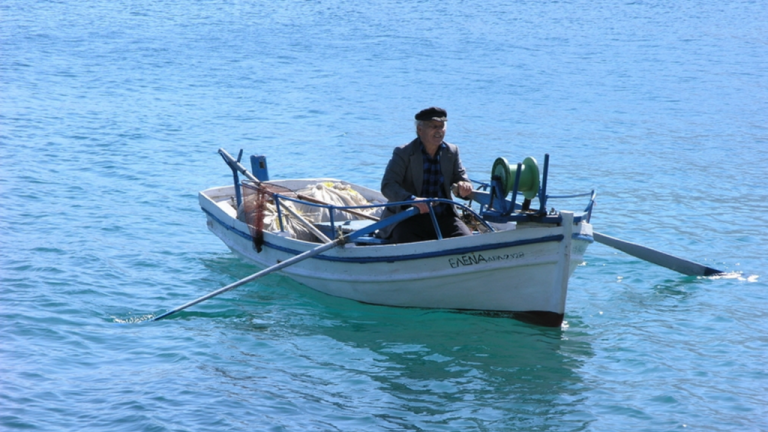 Πανδαιμόνιο και παραλίγο λιντσάρισμα σε ελεγκτές που πήγαν να βεβαιώσουν πρόστιμο σε ψαρά για την πλαστική σακούλα